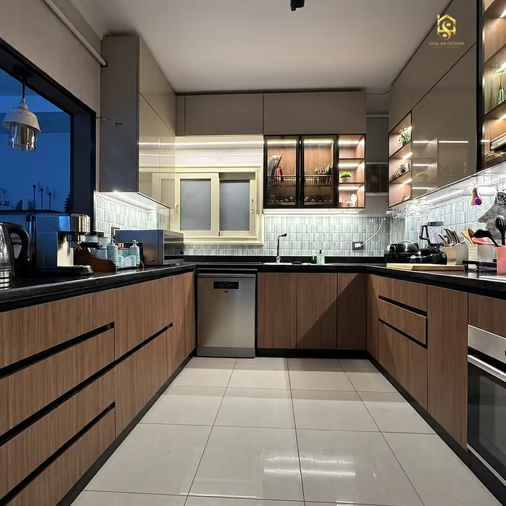 مطبخ أوف وايت مع خشب الجوز بتصميم حديث